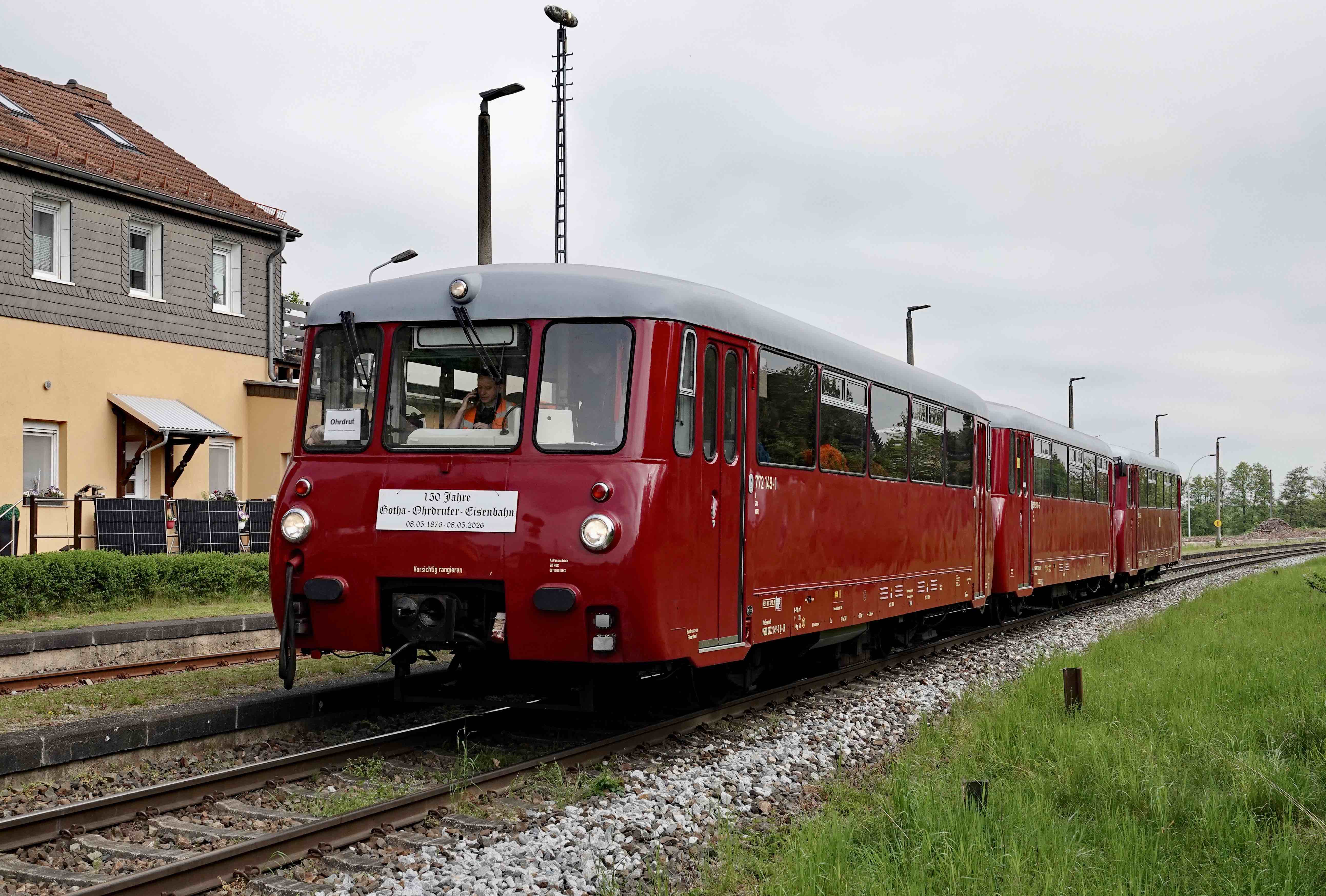 In Emleben wartet der DRC 88308 Gotha-Ohrdruf mit den LVT UP 772 149+972 749+EBS 772 345 am 9.5.2026 auf Weiterfahrt.